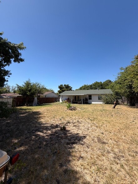 Building Photo - 526 Pebble Rd