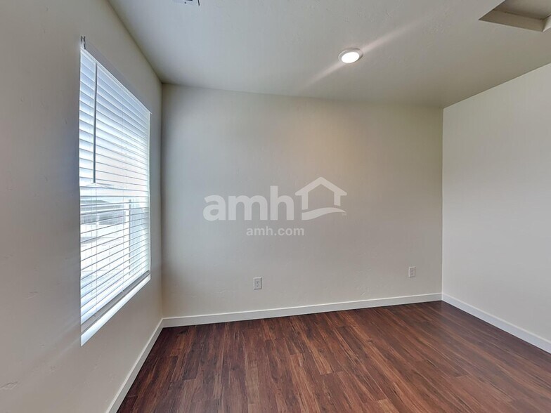 Building Photo - 1529 N Garnet Creek Ave