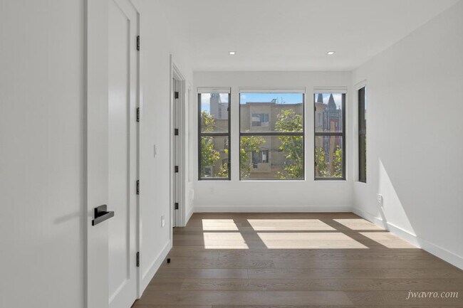 Building Photo - 1101 S Van Ness Ave