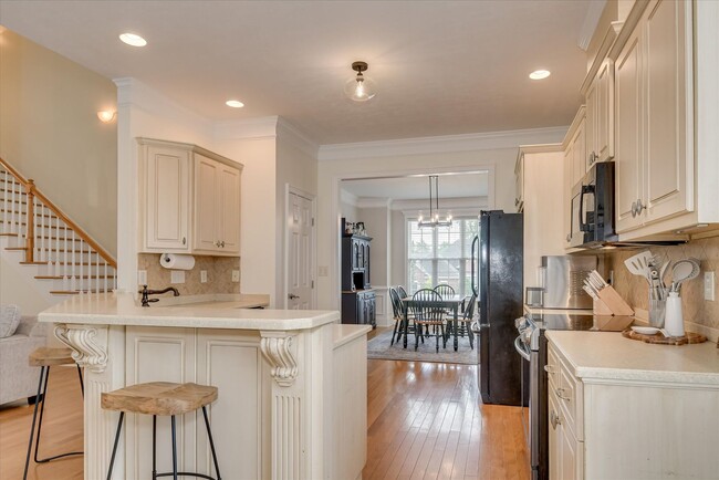 Building Photo - 5 Bed/3 Bath home with Primary Bedroom & a...
