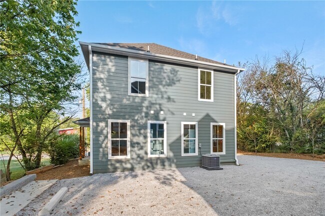 Building Photo - 588 N Willow Ave