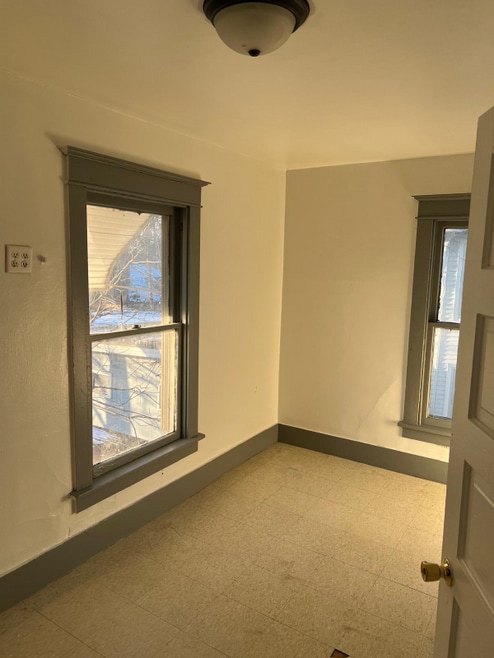 Building Photo - 1330 S Oak Ave