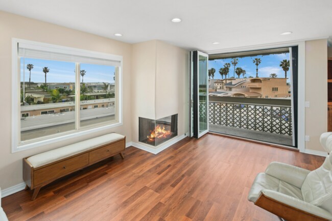 Building Photo - Stunning Ocean Beach Top Floor Corner Beac...