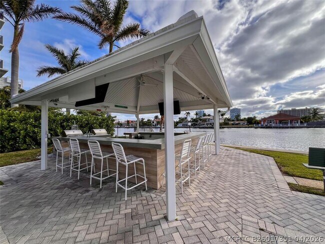 Building Photo - 6475 Bay Club Dr