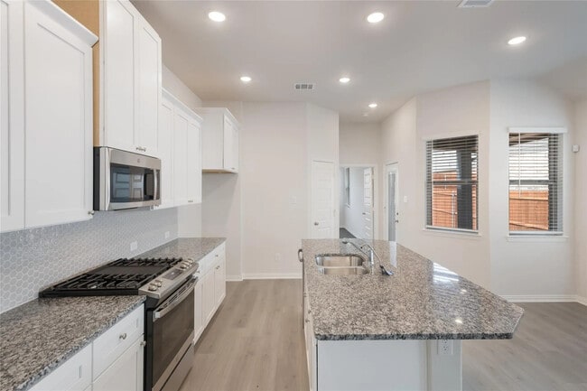 Building Photo - 3940 Mercedes Bend