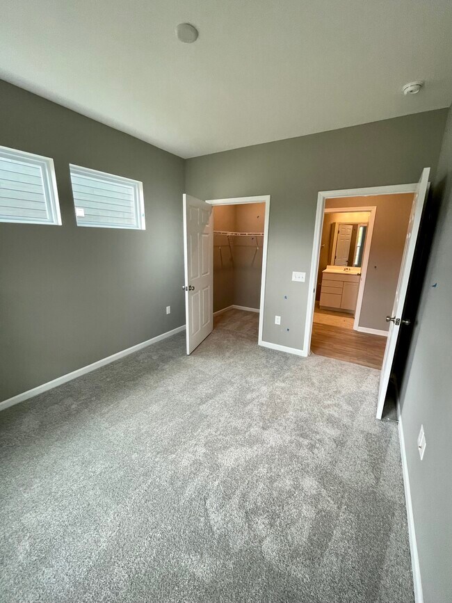 Building Photo - 5011 S Castle Ct