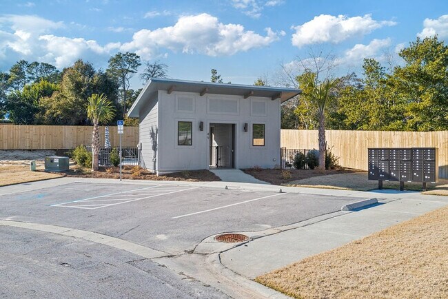 Building Photo - 31 Sarah St