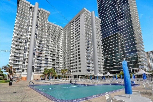Building Photo - 2030 S Ocean Dr