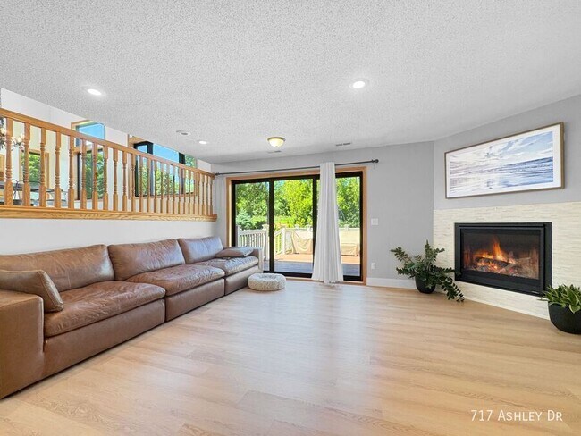 Building Photo - 717 Ashley Dr