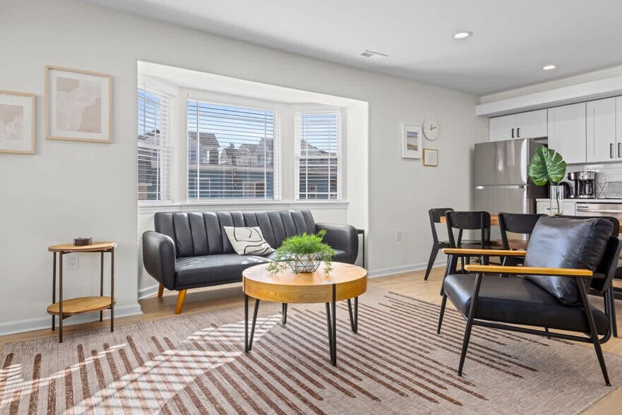 Building Photo - 142 E Youngs Ave