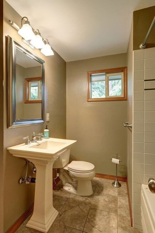 Building Photo - Welcome Home to Your Beautiful Oasis in En...