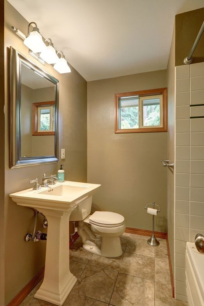 Building Photo - Welcome Home to Your Beautiful Oasis in Enatai!