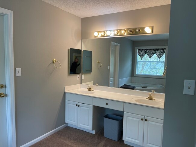 Master Bath - 2635 Sleepy Hollow Rd