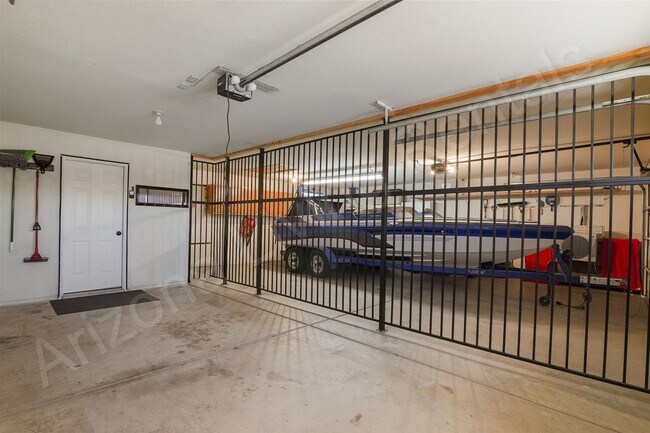 Building Photo - FURNISHED AVAILABLE OCTOBER - MAY