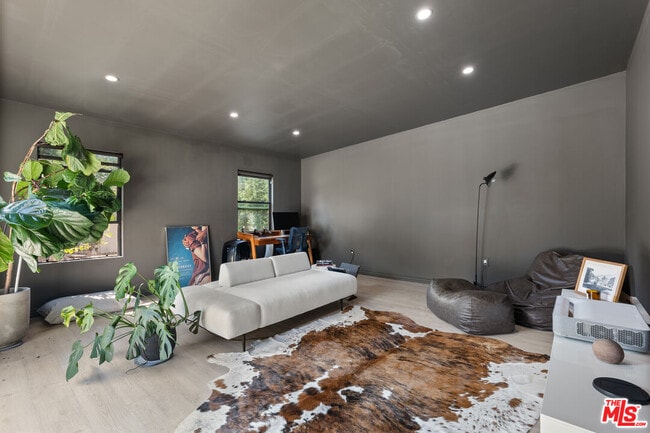 Building Photo - 1231 W 49th St