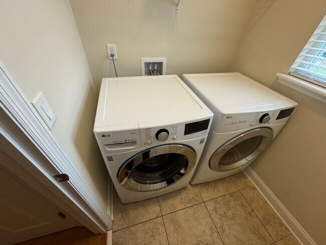 Building Photo - Move in Ready! Four Bed Three Bath Two Story Home. Pet Friendly. Amenities. Garage. Washer/Dryer....