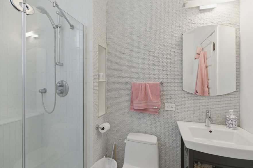 Building Photo - 850 W Oakdale Ave