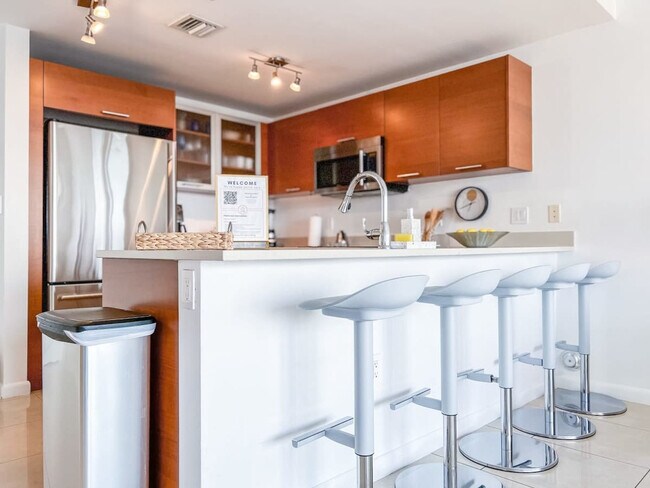 Building Photo - 3256 NE 1st Ave