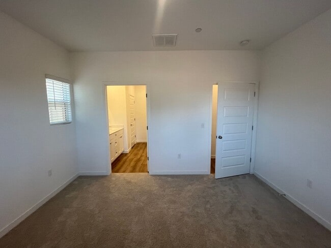 Building Photo - 12663 Ironbow Wy