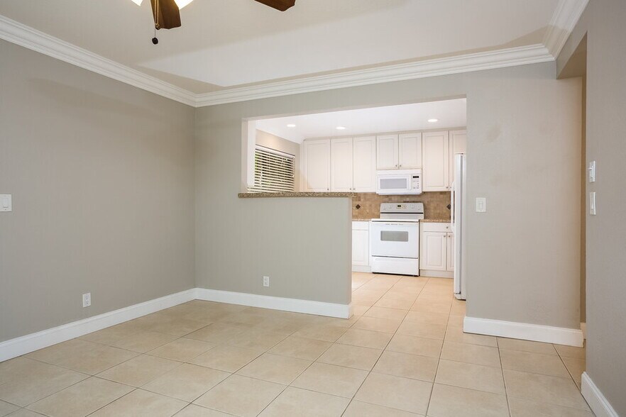 Building Photo - 580 NW 38th Ave