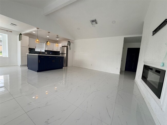 Building Photo - 15865 Ridgeroe Ln
