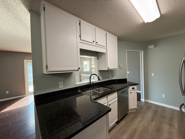 Building Photo - Updated 2 Bed, 2.5 Bath Apple Valley Townh...