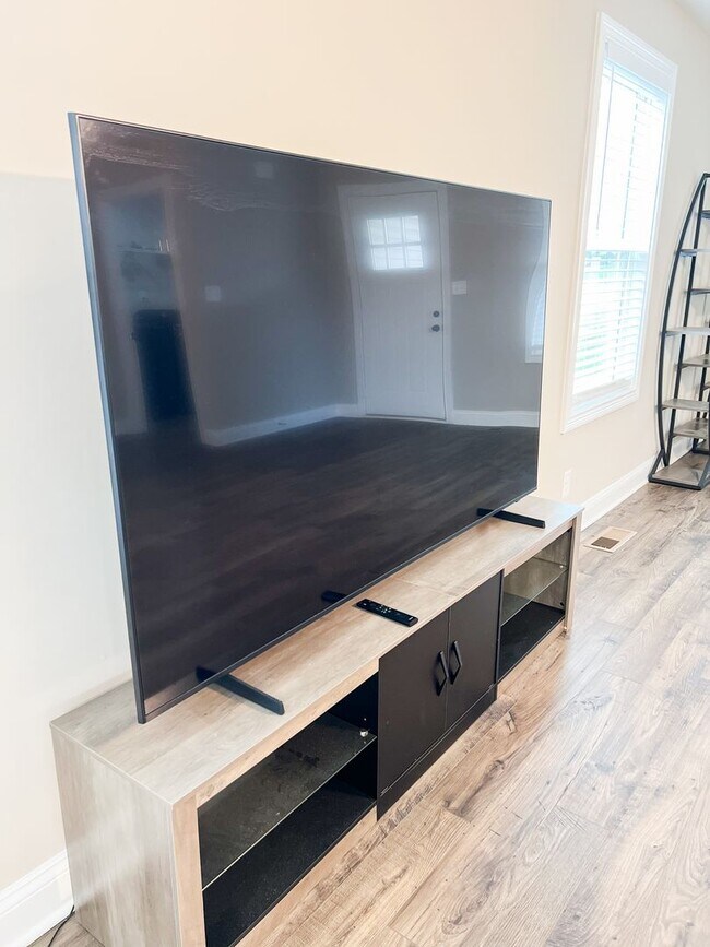 Building Photo - Move-In Specials Available! Beautiful Sing...