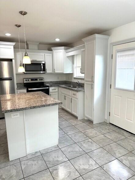 Building Photo - 325 Clemente Ave