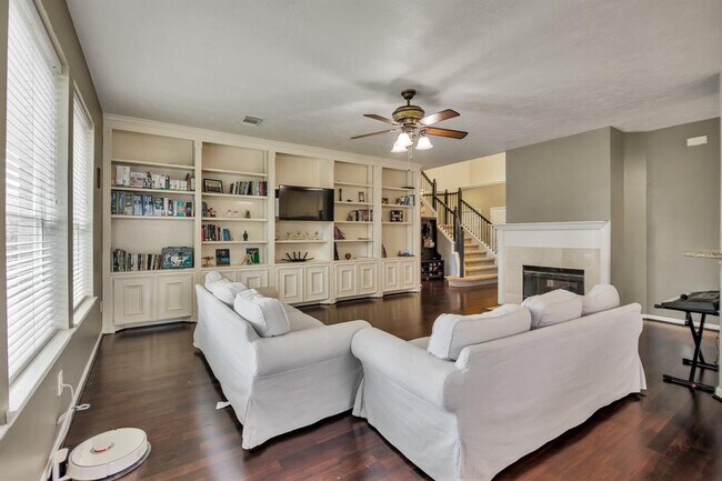 Building Photo - 301 Oak Creek Ln