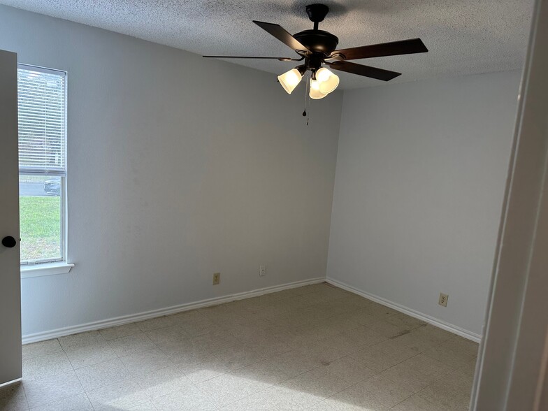 Building Photo - 6303 Waddesdon Wood