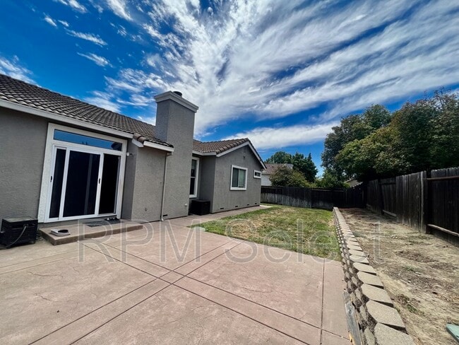 Building Photo - 1605 Paseo Flores Dr