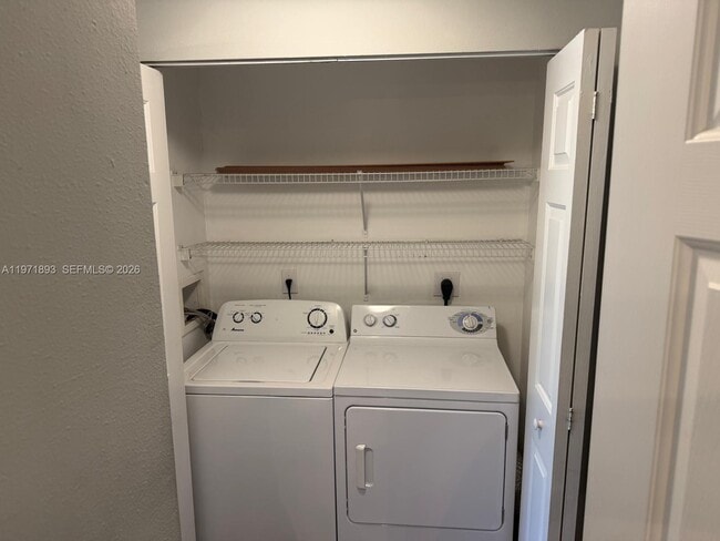 Building Photo - 7930 N Nob Hill Rd