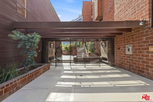 Building Photo - 1033 Carol Dr