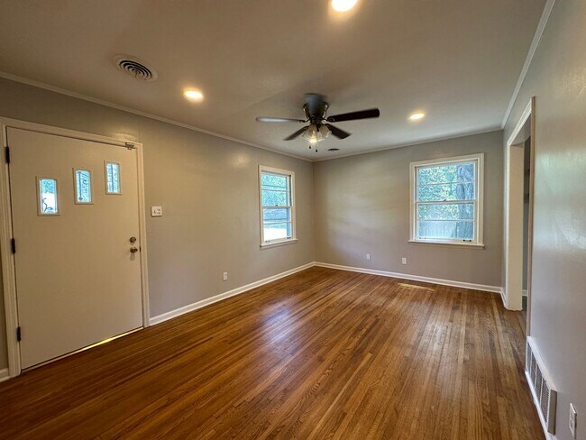 Building Photo - 1/2 OFF FIRST FULL MONTH'S RENT! Gated Par...