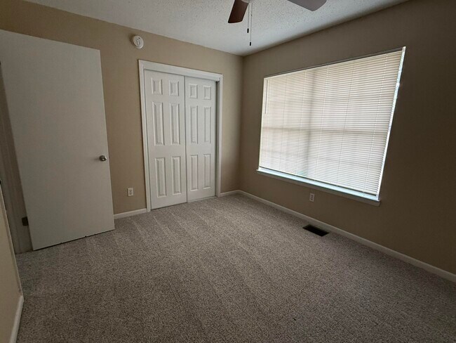 Building Photo - 816 Shadow Ln