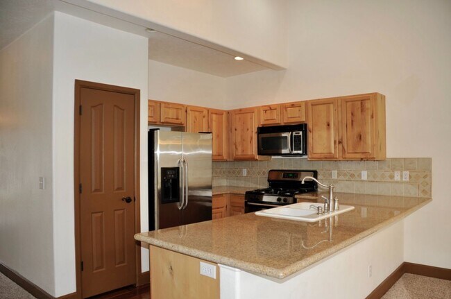 Building Photo - 3 bed 2.5 bath Townhome with A/C & gas fireplace