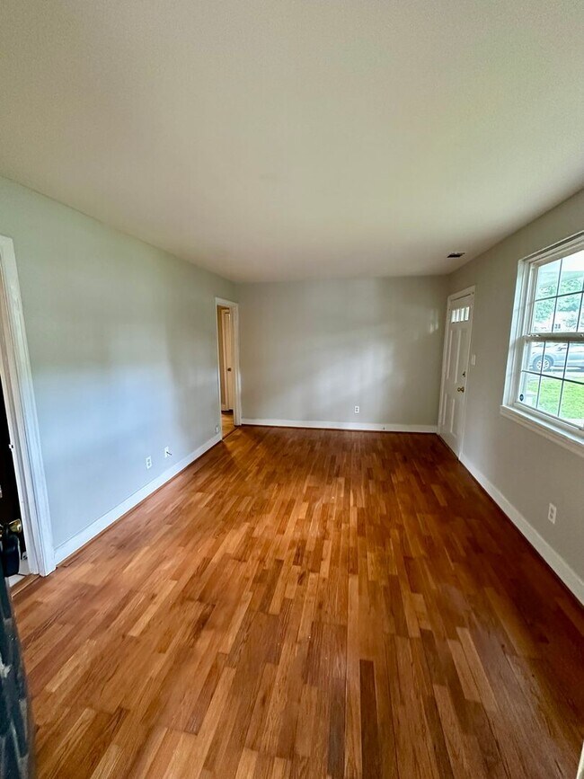 Building Photo - Charming Cottage situated on a nice lot in...