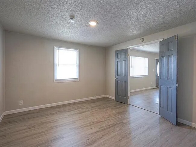 Building Photo - Updated 3 Bedroom Ranch