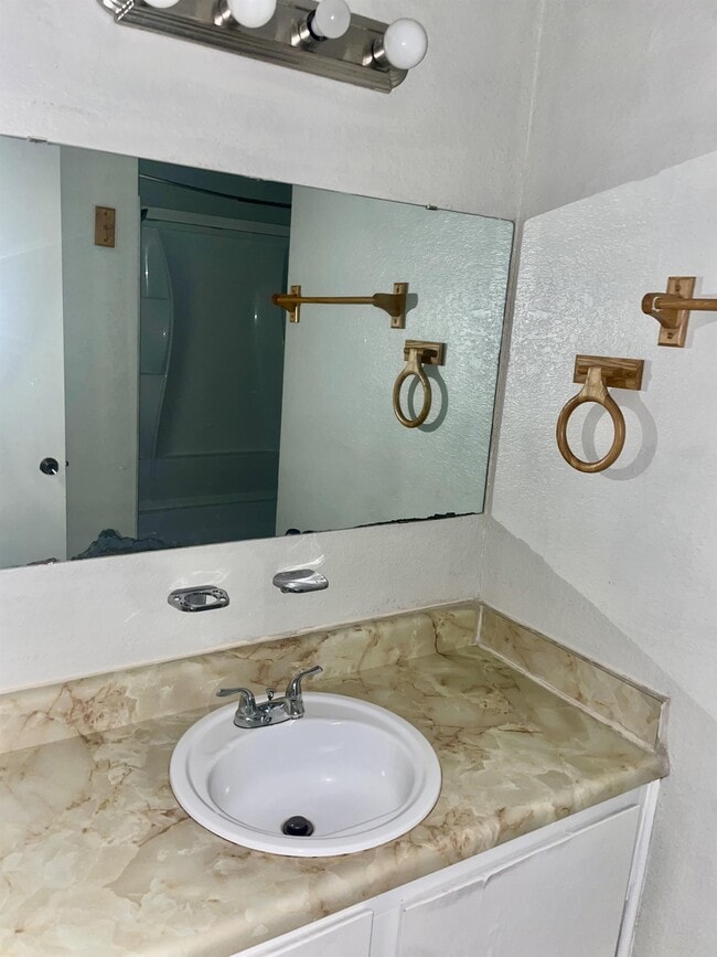 Building Photo - 909 NW Summercrest Blvd