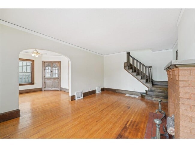 Building Photo - 661 Surrey Ave E