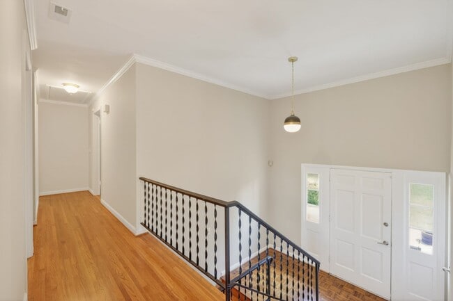 Building Photo - Multi-Generation West Meade Home