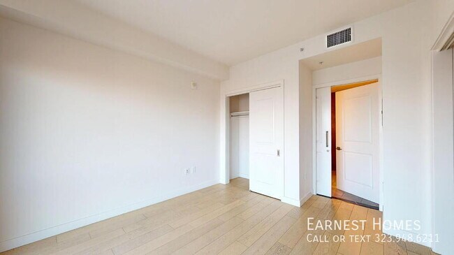 Building Photo - 400 S Broadway