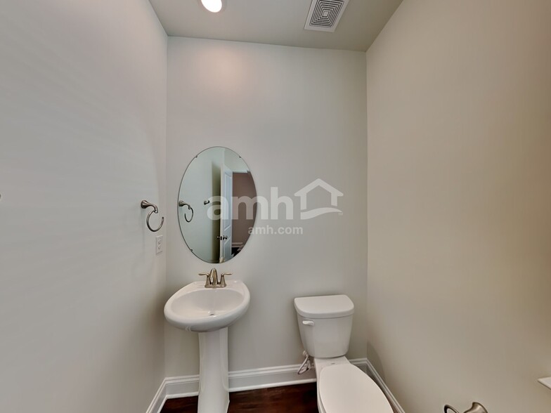 Building Photo - 617 Rivermist Dr