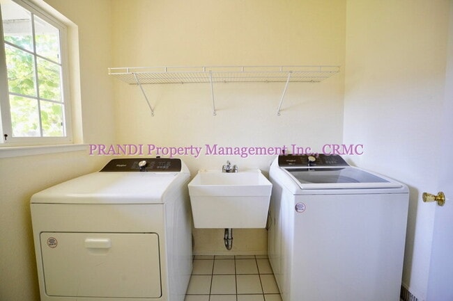 Building Photo - 9 Bayview St