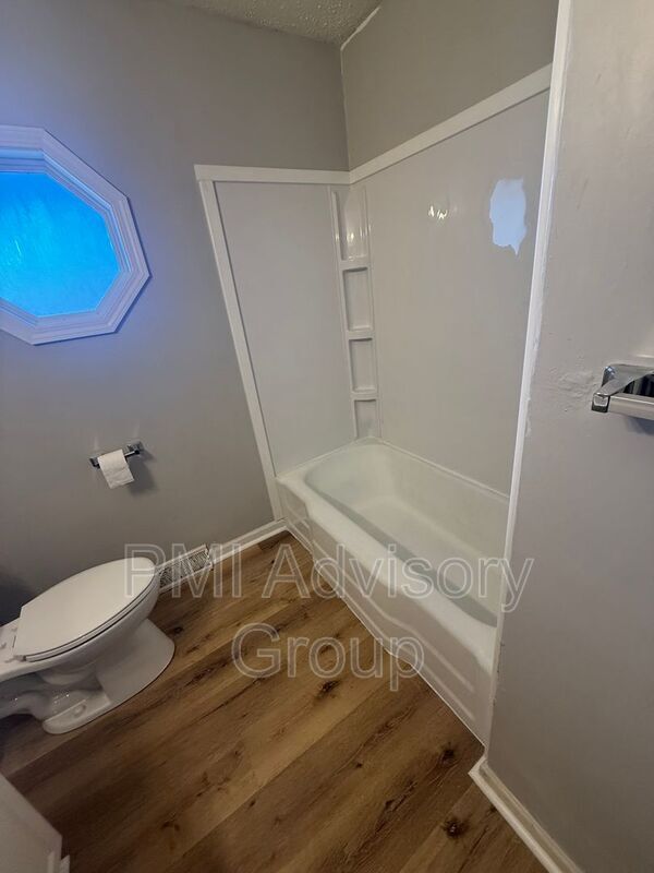 Building Photo - 1805 SW Clearview Cir