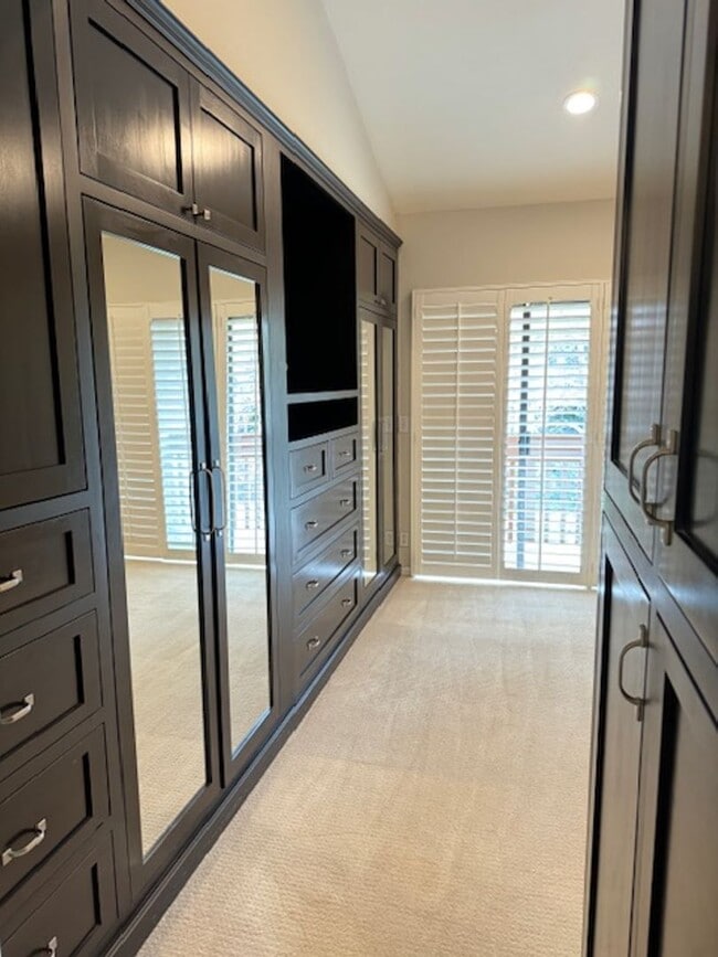 Building Photo - Serene 2 bedroom townhome