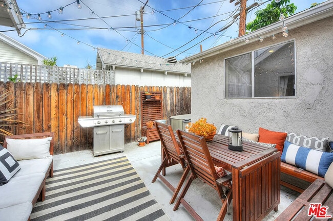 Building Photo - 3844 Goldwyn Terrace