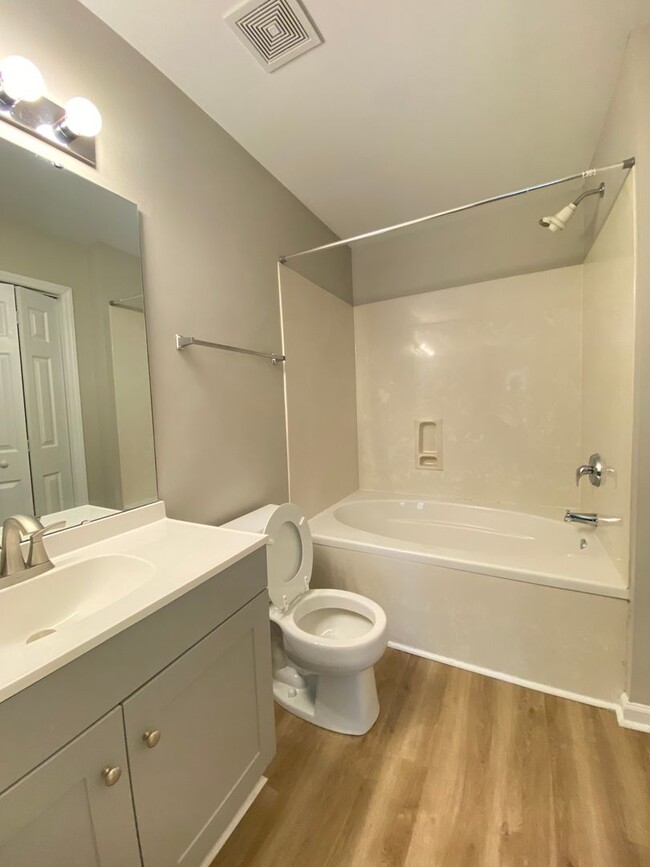 Building Photo - 2 bedroom / 2 bathroom - 3rd floor condo e...