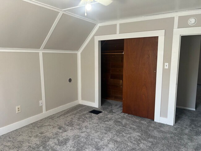 Building Photo - Charming 3 Bedroom Home