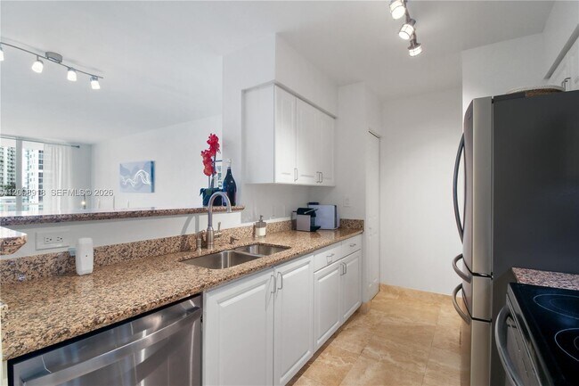 Building Photo - 1155 Brickell Bay Dr